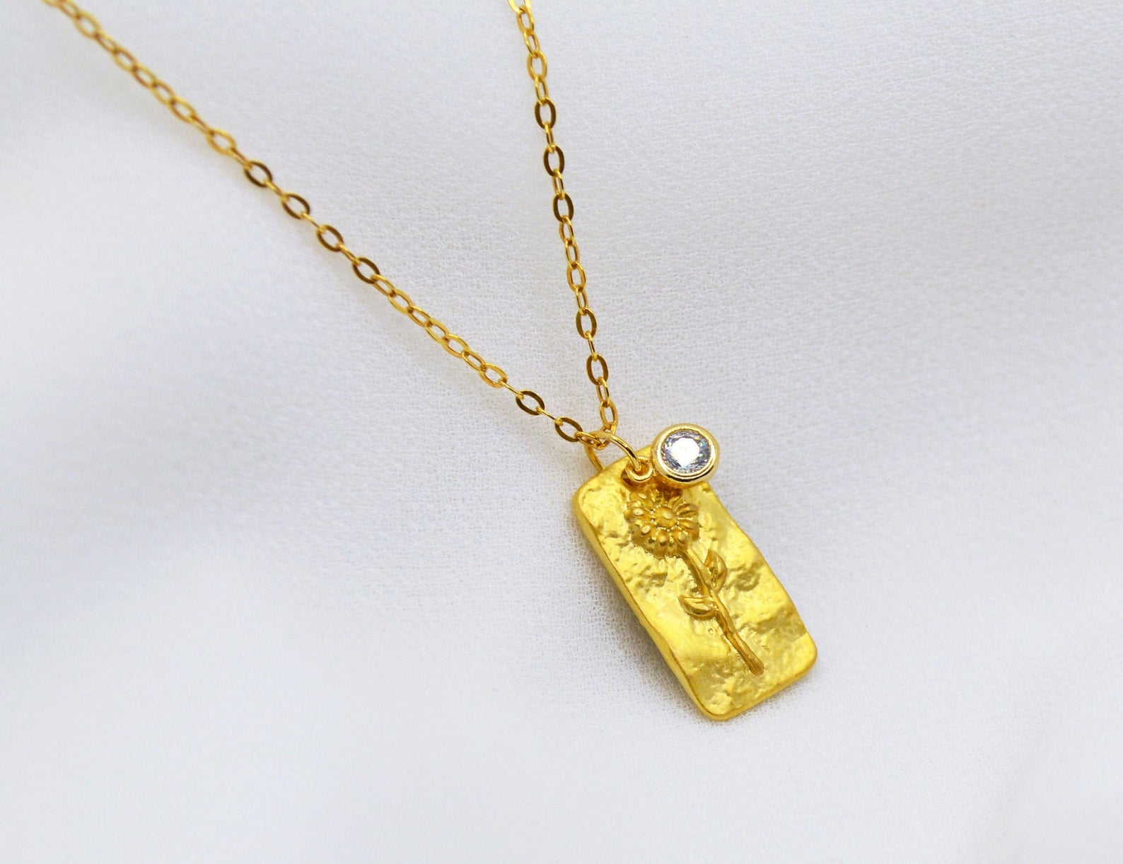 April Birth Flower Necklace, Birthstone Stone Necklace, Daisy Birth Flower Necklace, Mom Gift, Personalized Necklace, Push Present